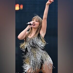 Taylor Swift inspired formal dress by B. Darlin. Size: 1/2 Worn once